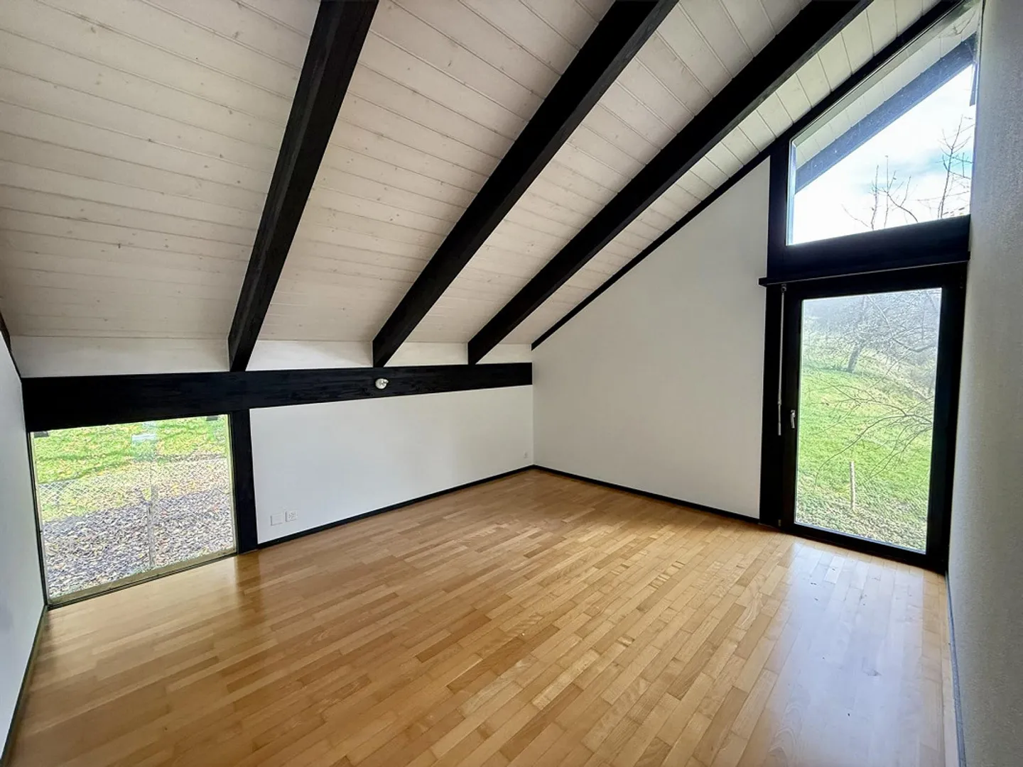 Lichtdurchflutetes 5.5-Zimmer-EFH mit Naturweiher und Weitblick - Foto 15 von 24