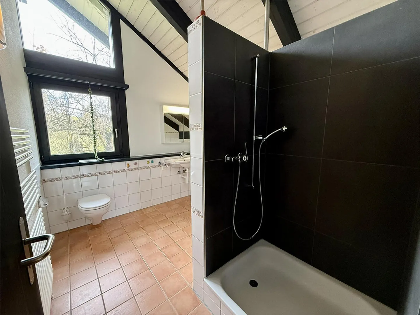 Lichtdurchflutetes 5.5-Zimmer-EFH mit Naturweiher und Weitblick - Foto 16 von 24