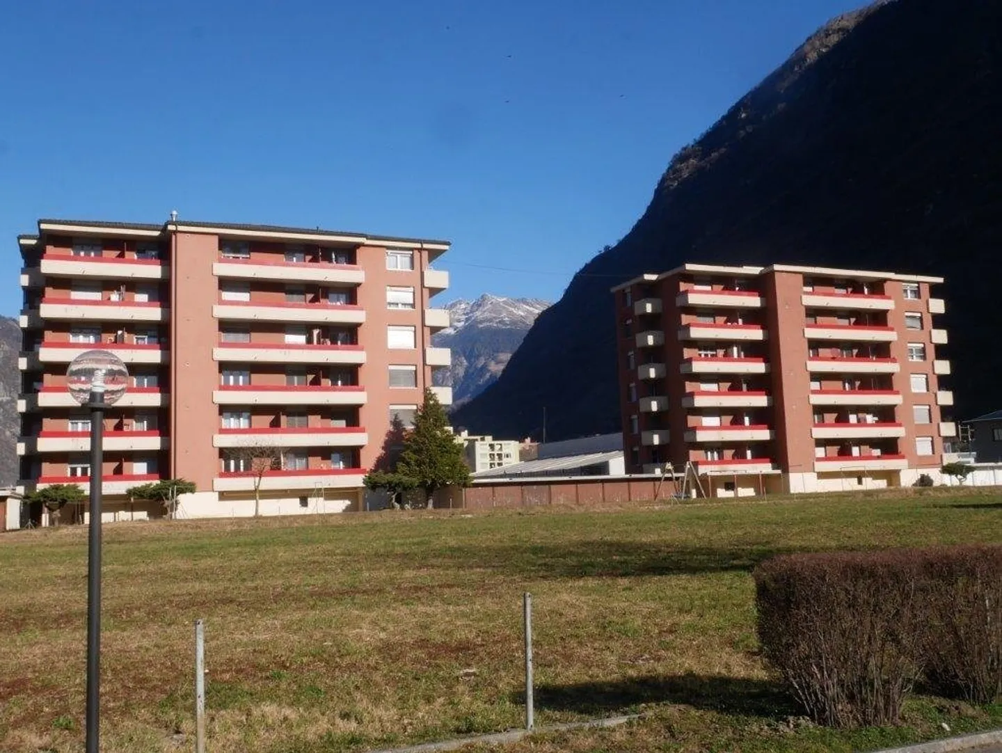 Spazioso appartamento di 4.5 locali con vista panoramica a Biasca - Foto 1 di 11