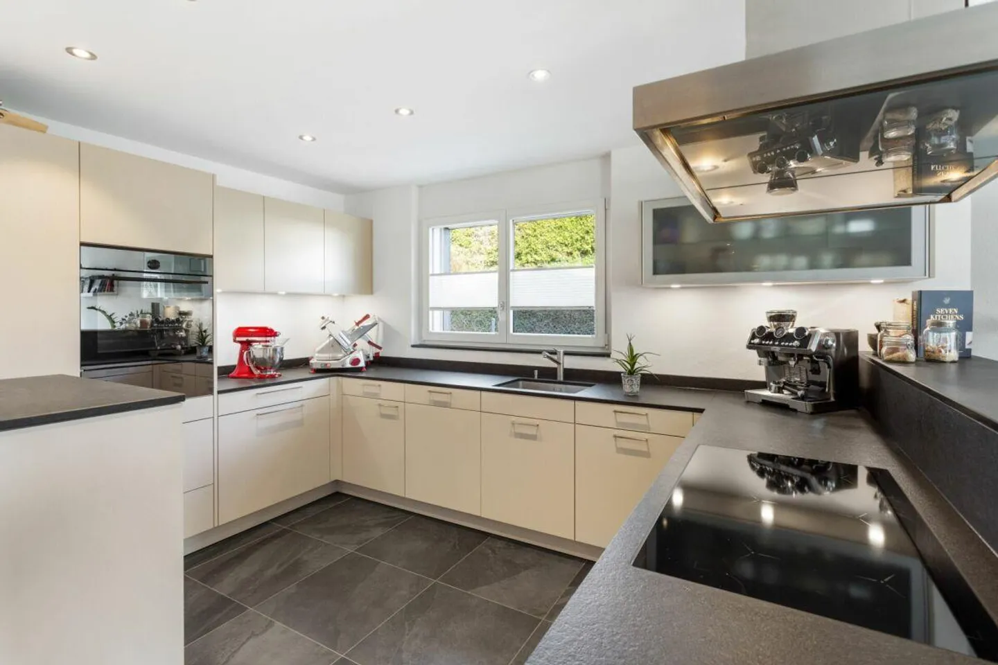 Modern Elegance in Idyllic Location - Your Dream Home in Weingarten - Photo 8 of 15