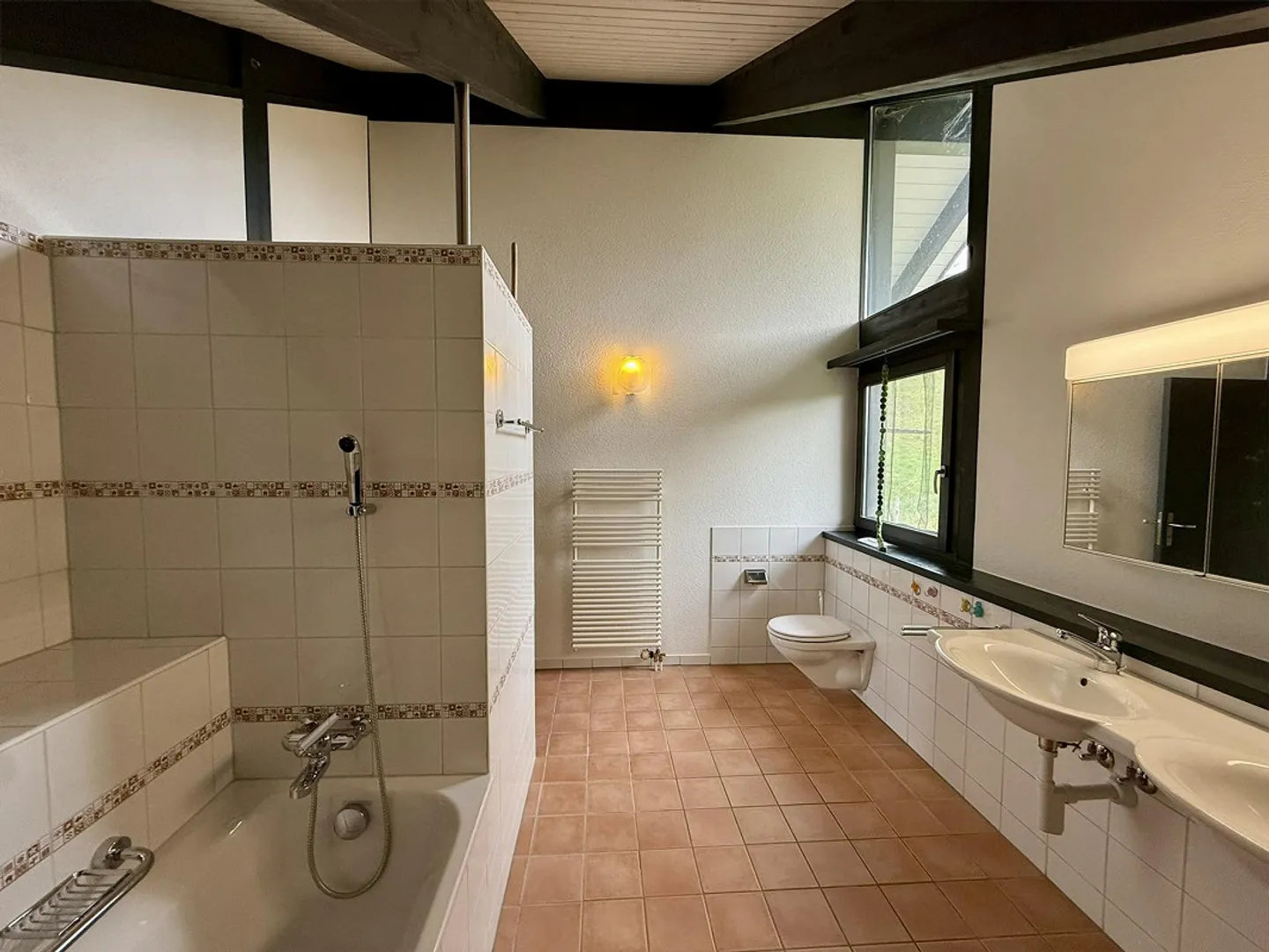 Lichtdurchflutetes 5.5-Zimmer-EFH mit Naturweiher und Weitblick - Foto 17 von 24