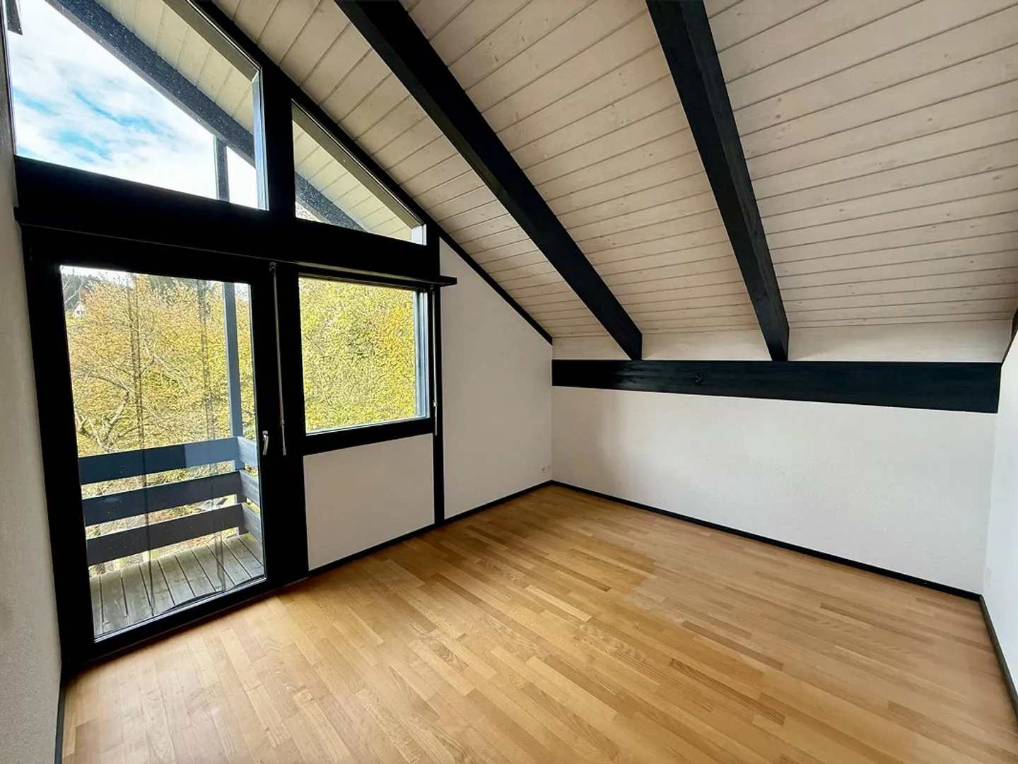 Lichtdurchflutetes 5.5-Zimmer-EFH mit Naturweiher und Weitblick - Foto 19 von 24