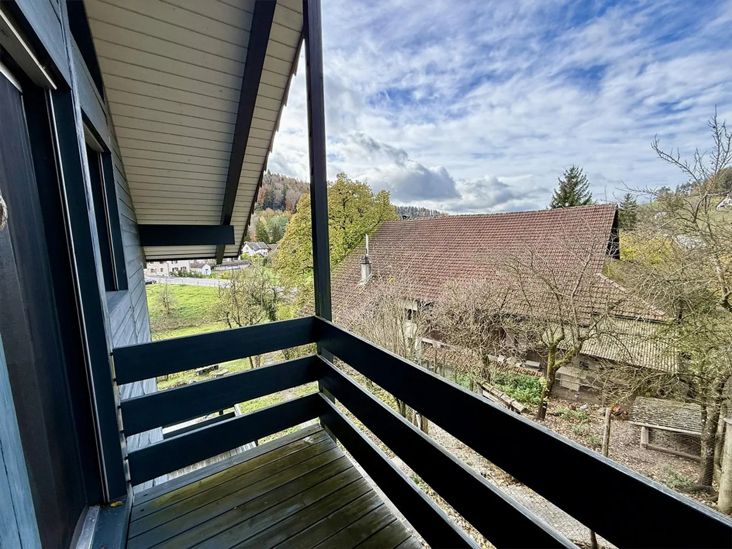 Lichtdurchflutetes 5.5-Zimmer-EFH mit Naturweiher und Weitblick - Foto 20 von 24