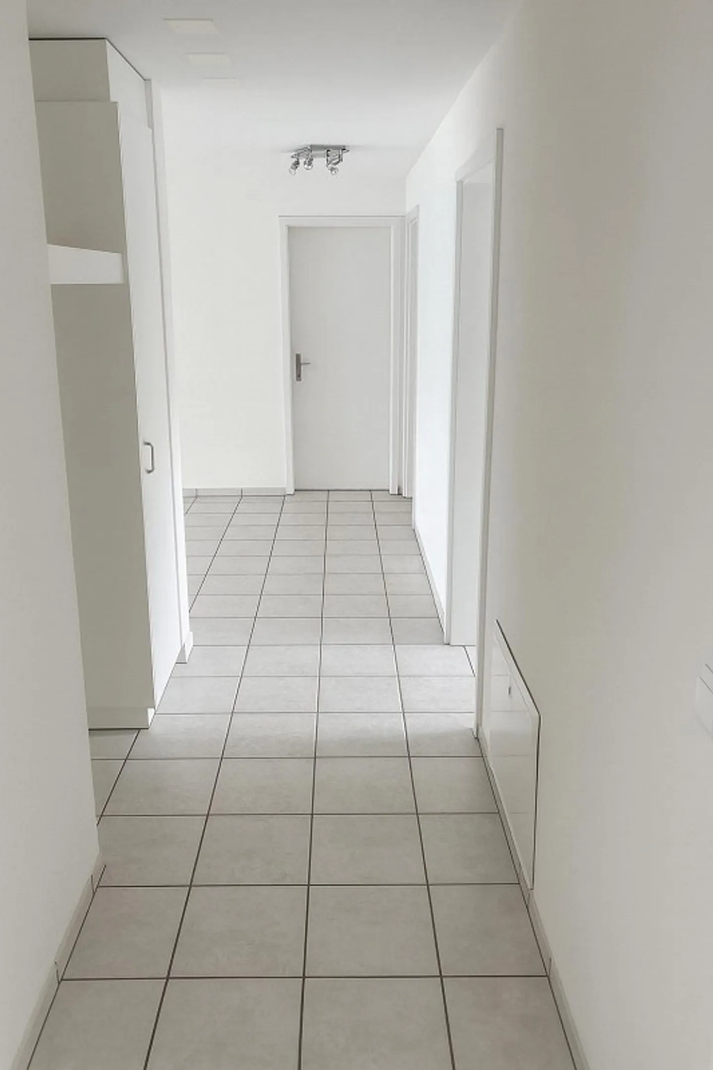 Bright 4½-room apartment with balcony and parking space in Thun - Photo 3 of 12