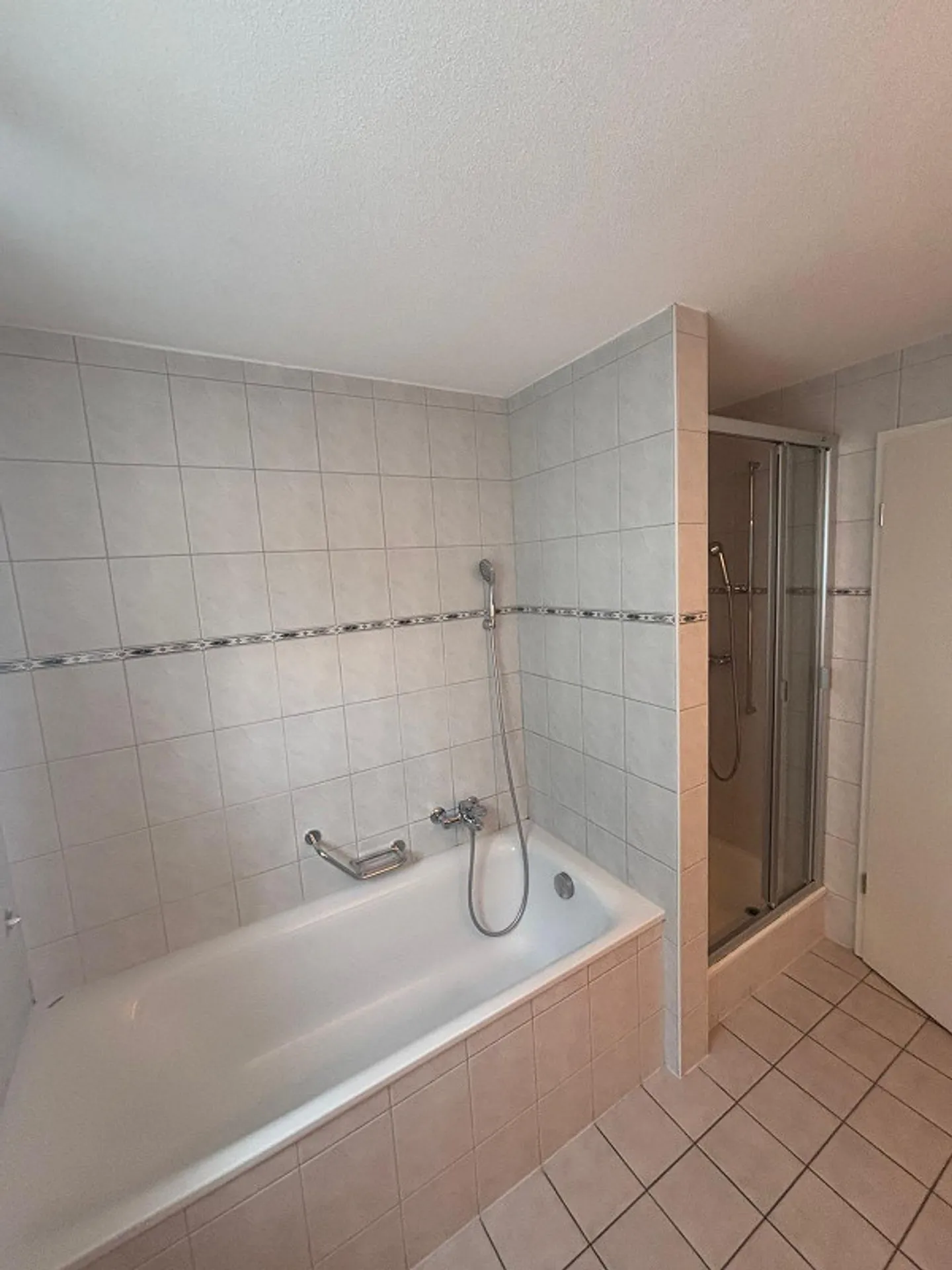 Bright 4½-room apartment with balcony and parking space in Thun - Photo 7 of 12