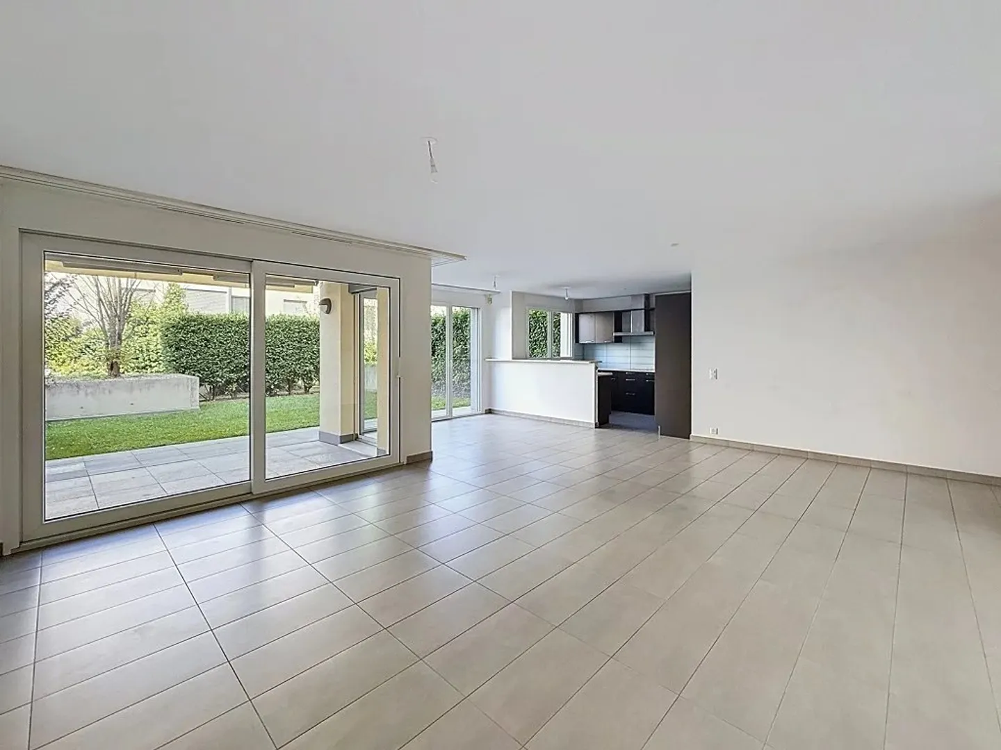 Spacious Apartment with Garden - Photo 2 of 8