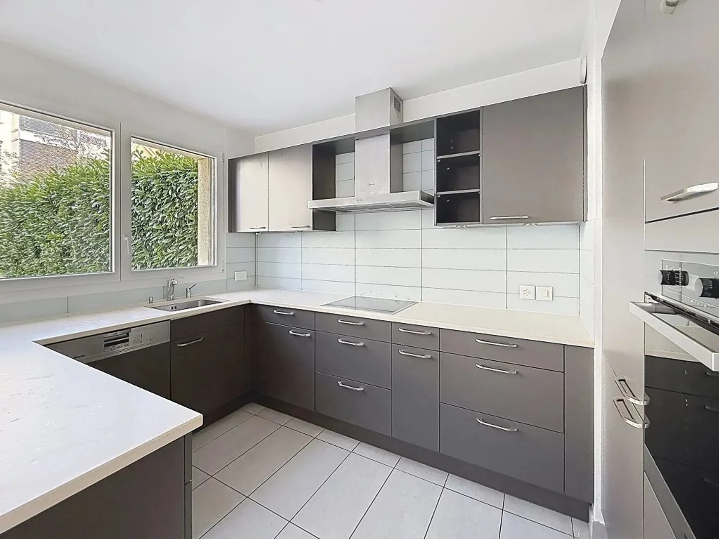 Spacious Apartment with Garden - Photo 3 of 8