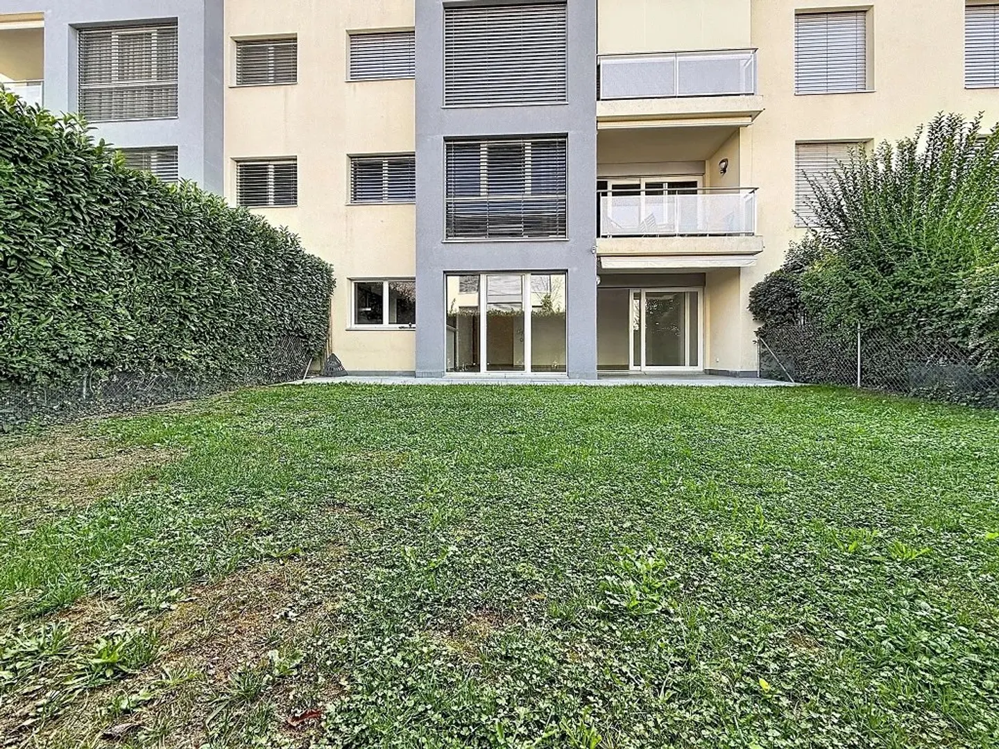 Spacious Apartment with Garden - Photo 4 of 8