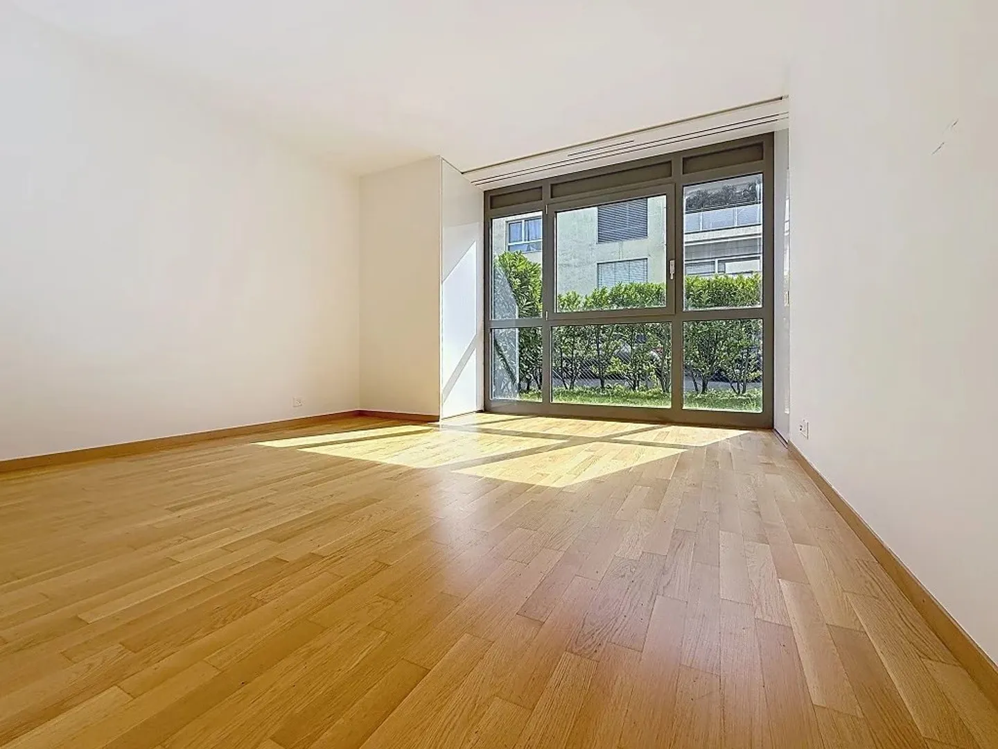 Spacious Apartment with Garden - Photo 6 of 8