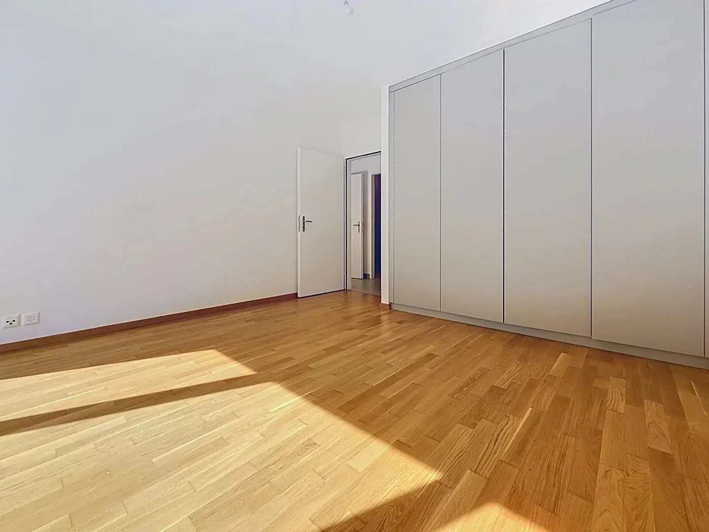 Spacious Apartment with Garden - Photo 7 of 8