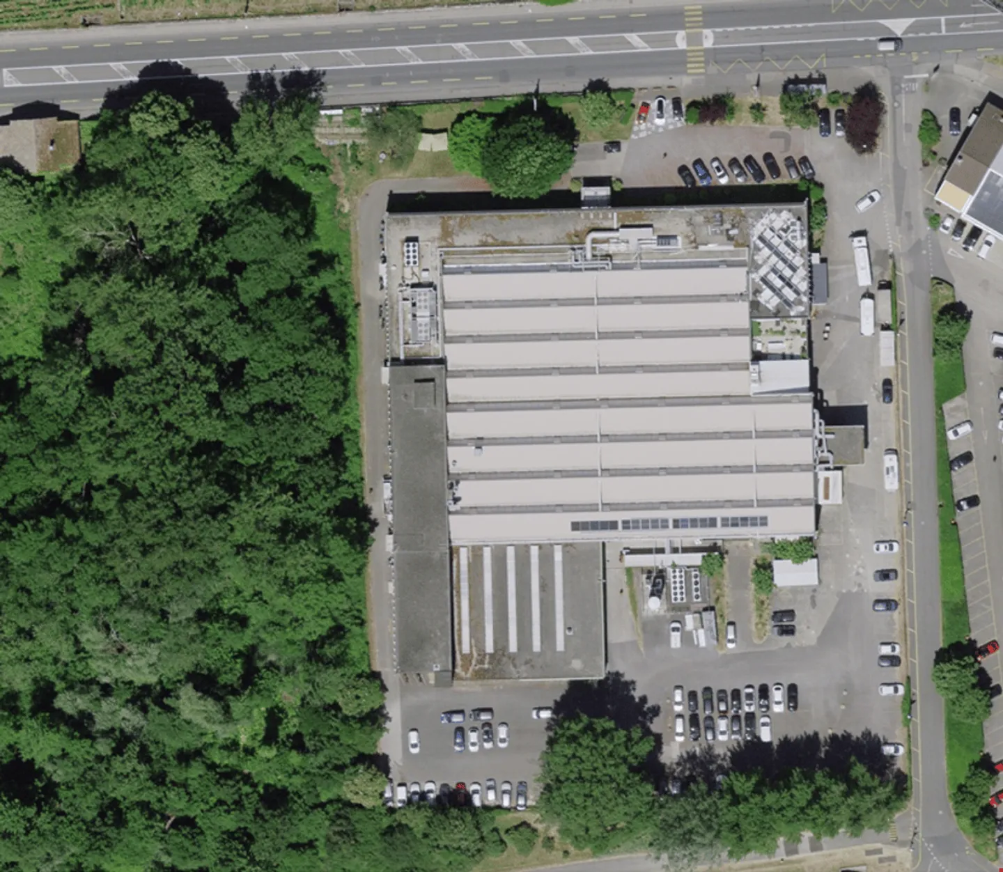 Place de parc accessible 24 / 24 - dimension standard - Photo 1 sur 1