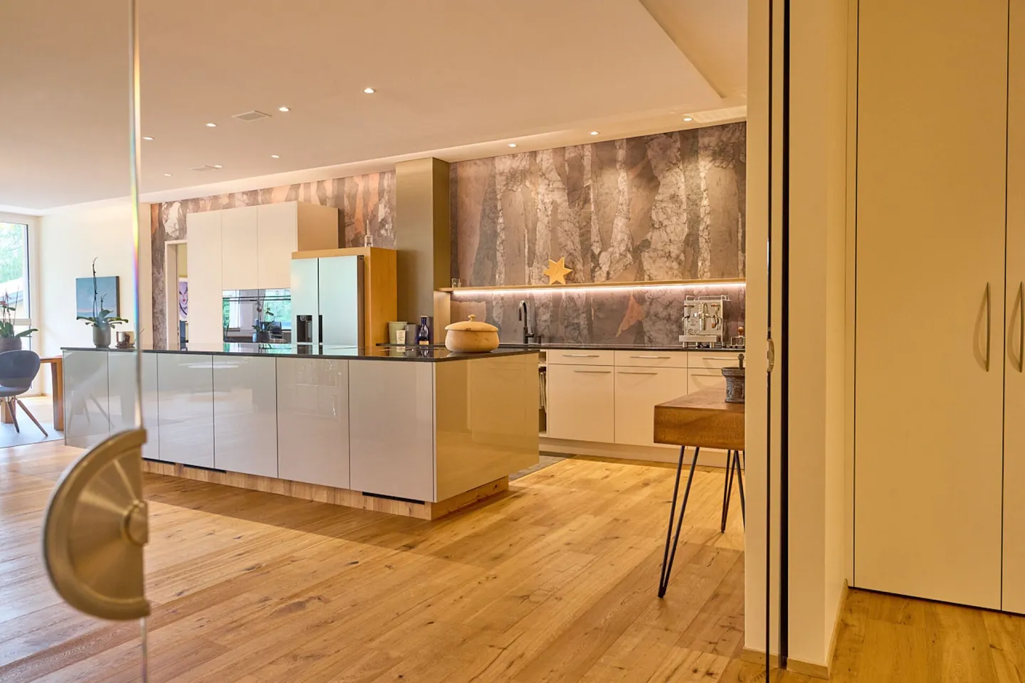 SONNE PUUR ÜBER DEM NEBELMEER: 2 exklusive, topmoderne Gartenwohnungen (1x mit 5.5 Zimmer & 1x mit 3.5 Zimmer.) - Foto 2 von 12