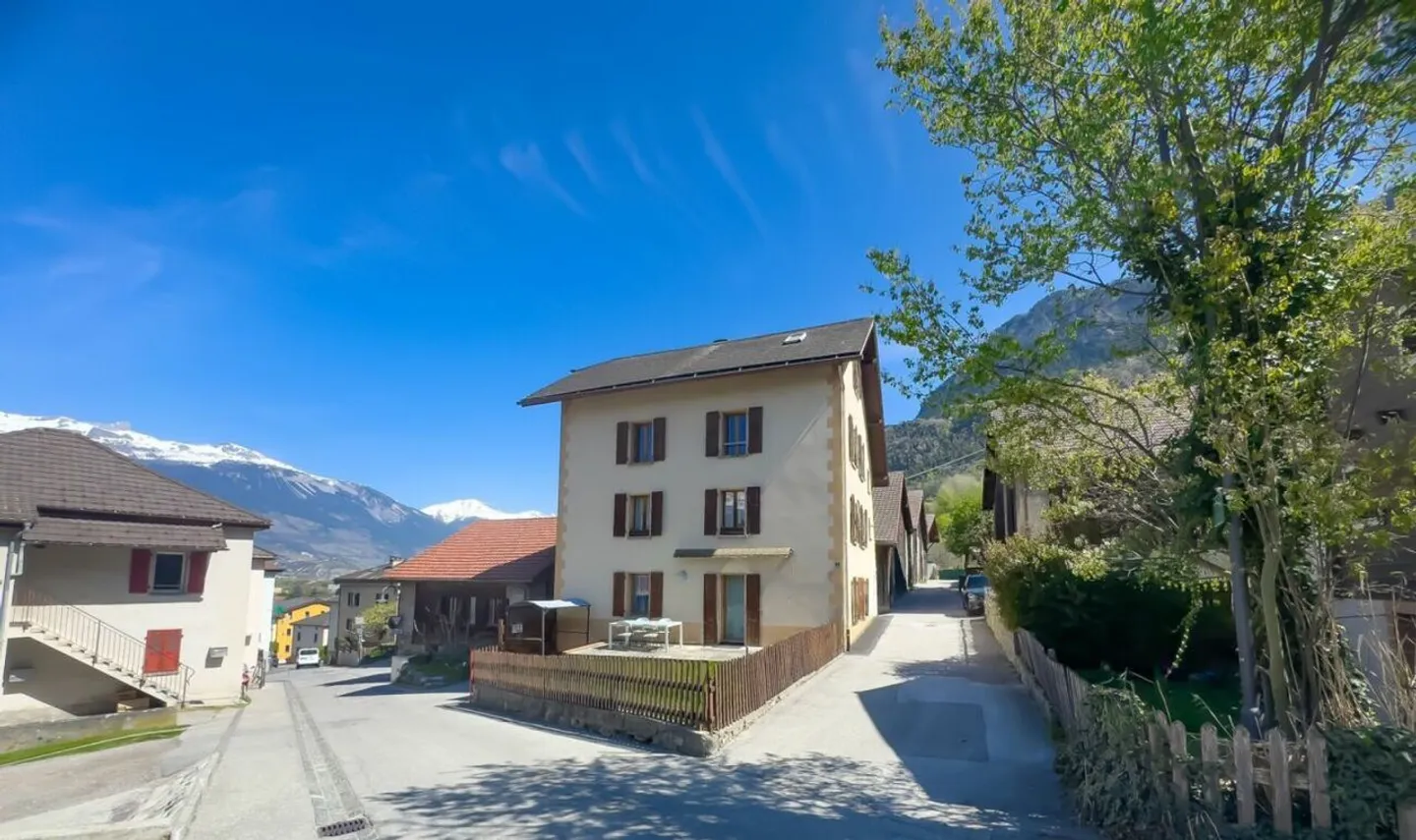 Appartamento atipico con grande potenziale, nel cuore del villaggio. - Foto 1 di 12