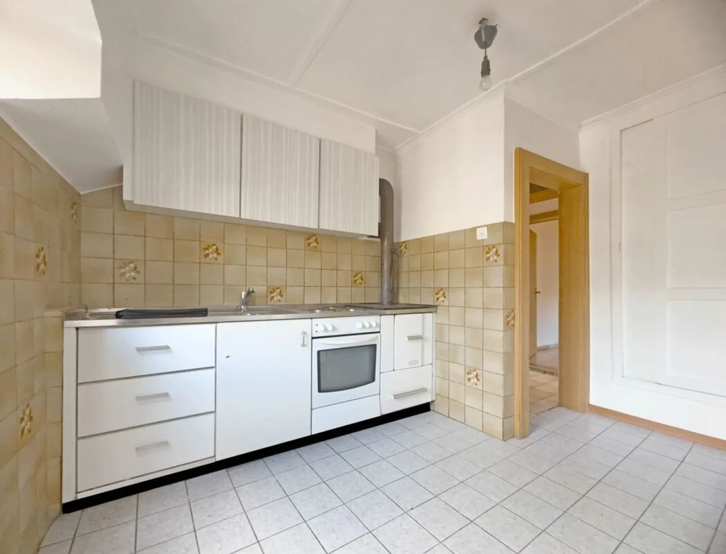 Appartamento atipico con grande potenziale, nel cuore del villaggio. - Foto 2 di 12