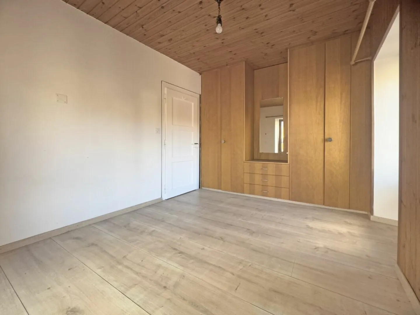 Appartamento atipico con grande potenziale, nel cuore del villaggio. - Foto 6 di 12