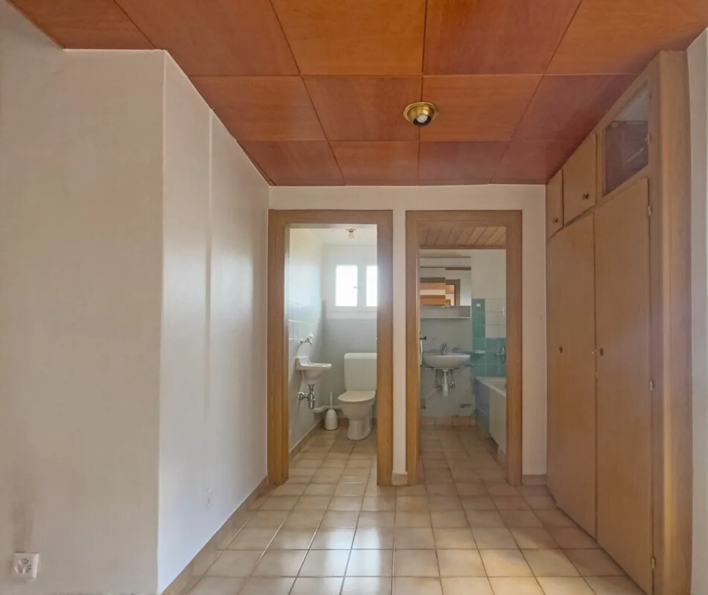 Appartamento atipico con grande potenziale, nel cuore del villaggio. - Foto 8 di 12