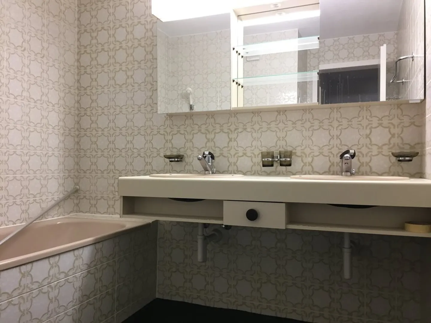 Temporary Gallery Apartment with Fireplace and 2 Balconies - Photo 6 of 9