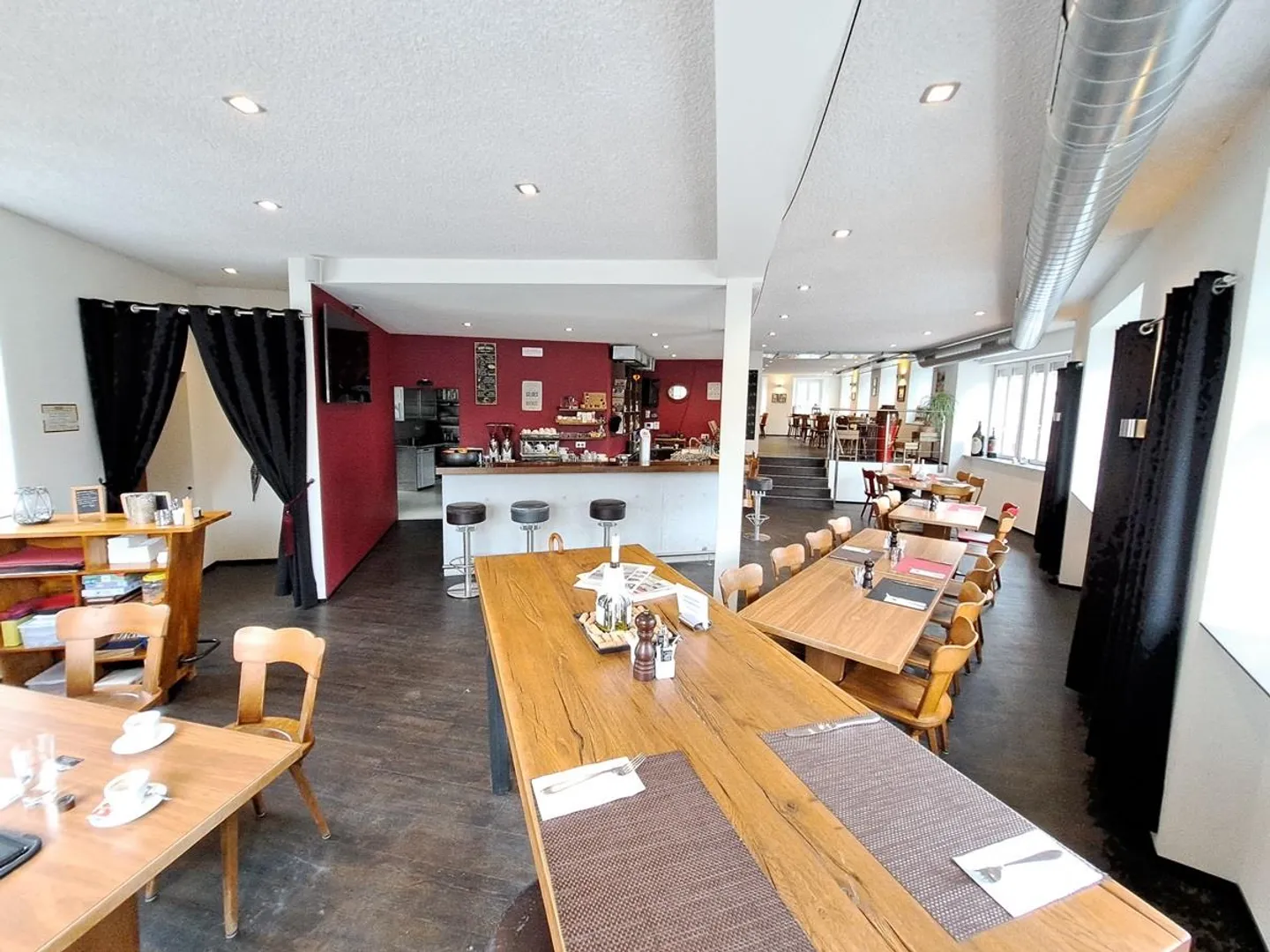 Casa multifamiliare completamente affittata con ristorante nella migliore posizione a Russikon - Foto 7 di 9