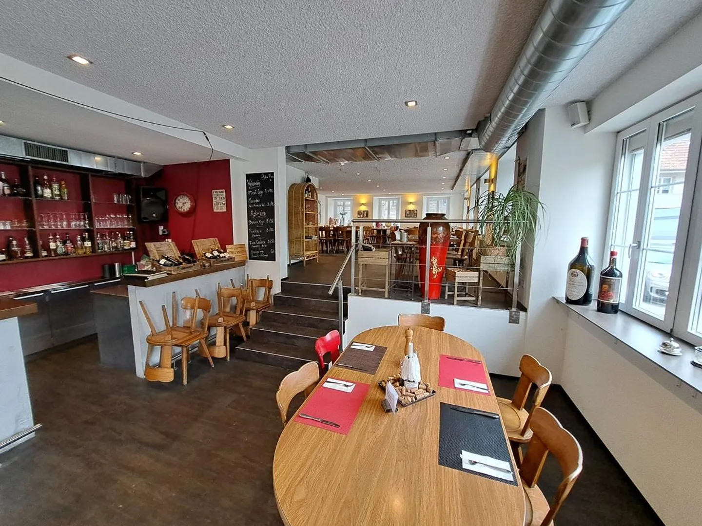 Casa multifamiliare completamente affittata con ristorante nella migliore posizione a Russikon - Foto 8 di 9