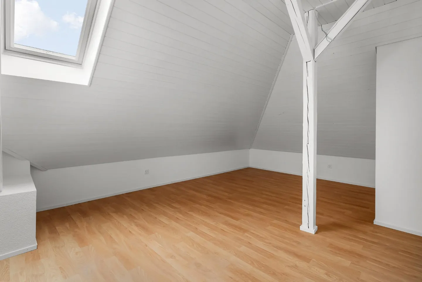 Appartamento mansardato affascinante con molto spazio e comfort moderno - Foto 5 di 11