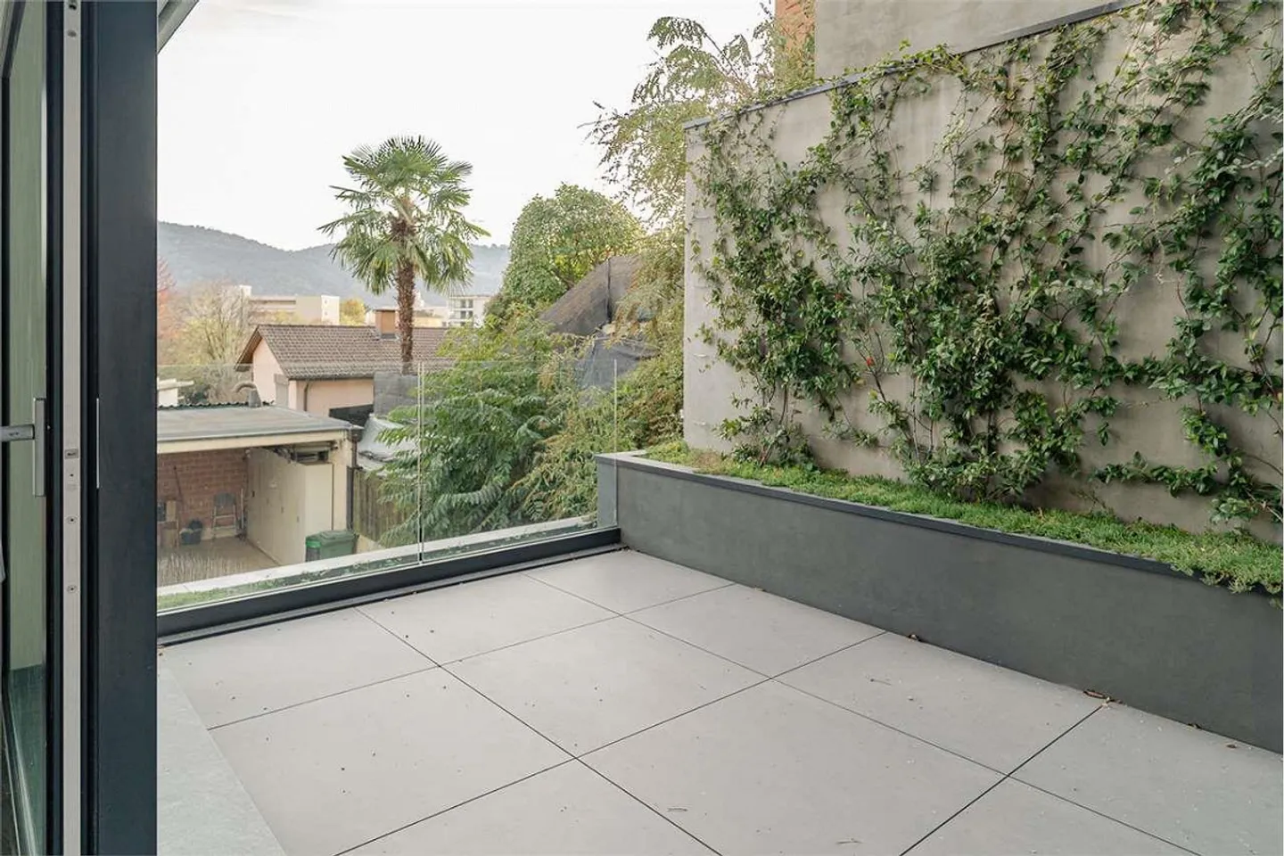 Modern Apartment with Terrace - Photo 5 of 12