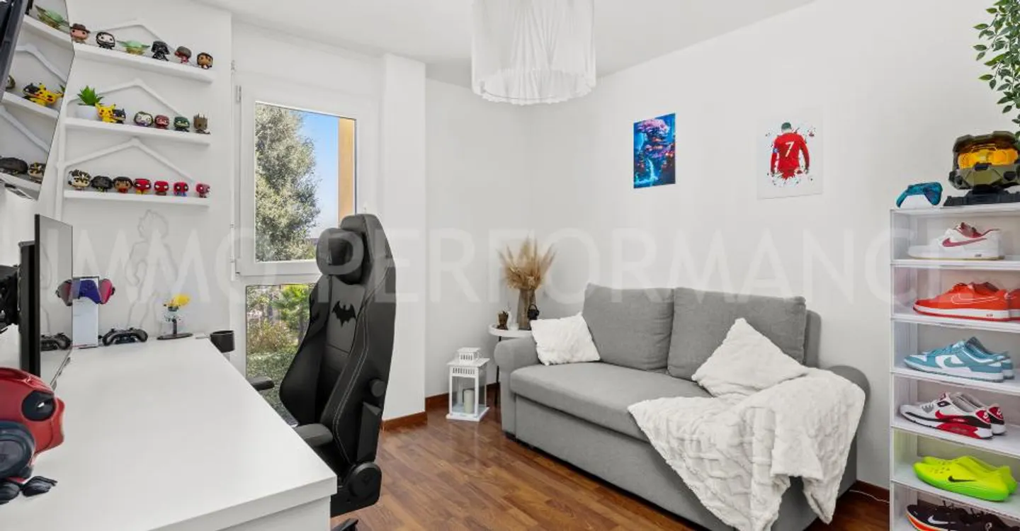 Bright 5.5 Room Corner Apartment - Photo 9 of 10