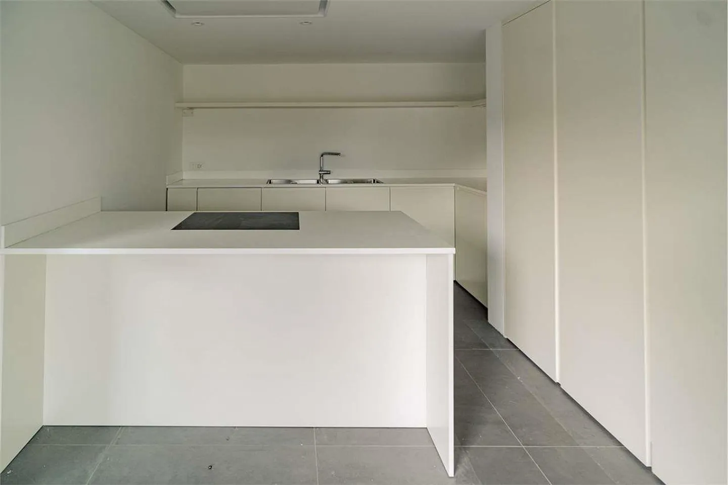 Modern Apartment with Terrace - Photo 4 of 12