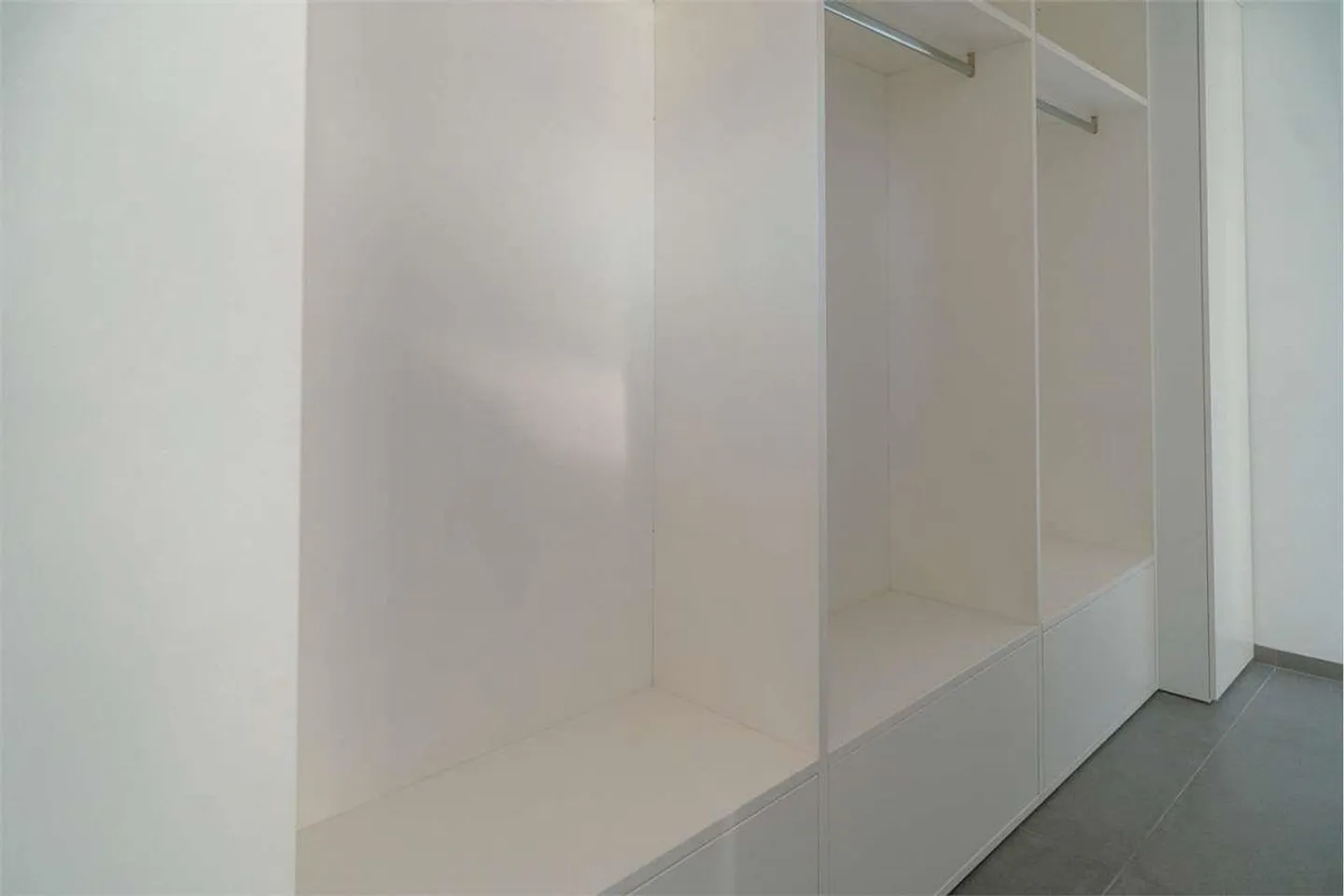 Modern Apartment with Terrace - Photo 10 of 12