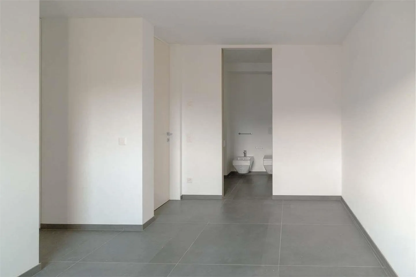 Modern Apartment with Terrace - Photo 12 of 12