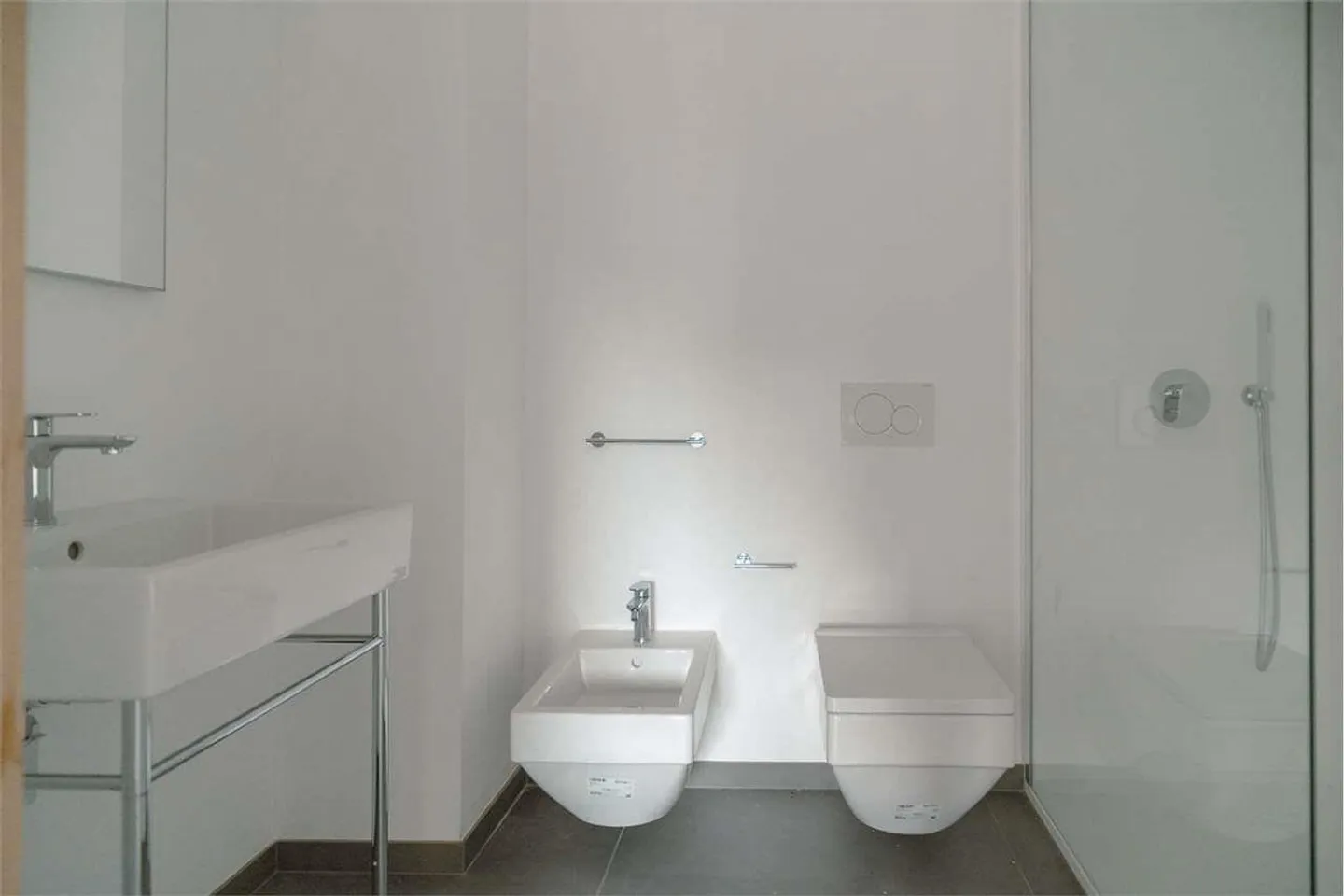 Modern Apartment with Terrace - Photo 11 of 12