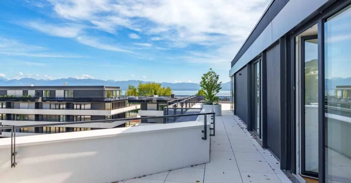 Stunning Penthouse with Rooftop - Photo 4 of 13