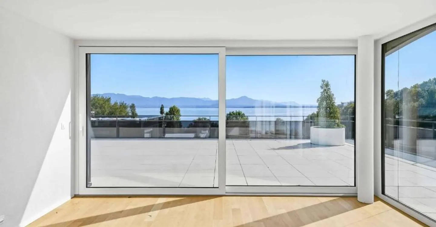 Stunning Penthouse with Rooftop - Photo 7 of 13