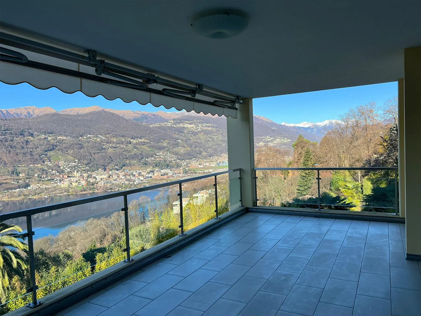 Beautiful, large 5-room apartment with magnificent lake view - Photo 4 of 17