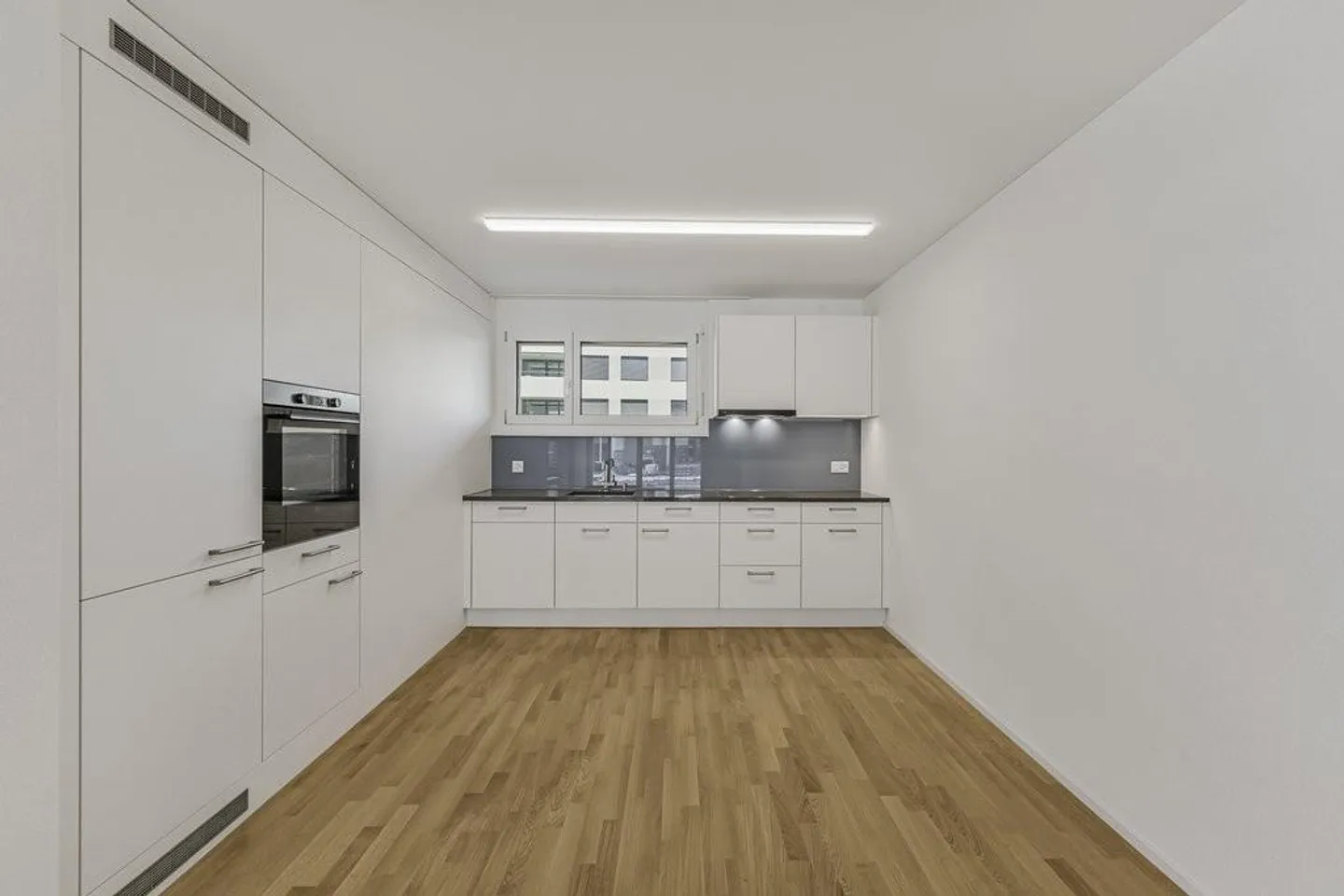 Modern apartment with garden seating area - Photo 2 of 10