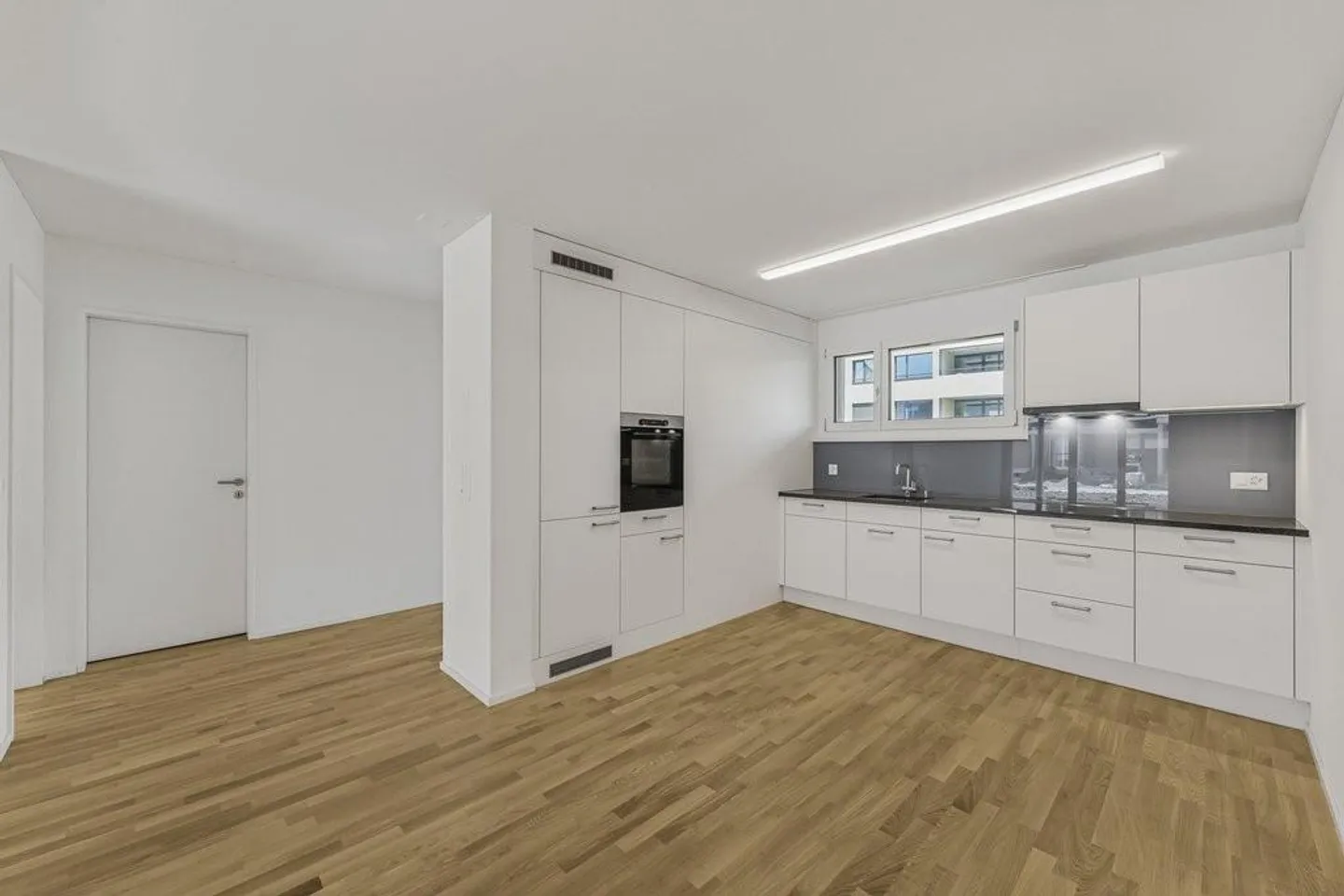 Modern apartment with garden seating area - Photo 3 of 10