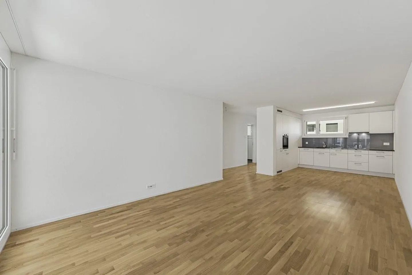 Modern apartment with garden seating area - Photo 5 of 10