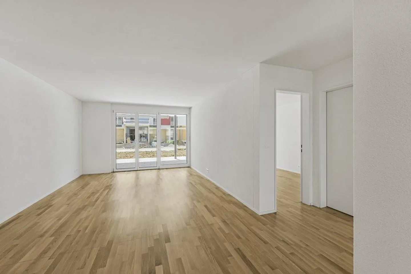 Modern apartment with garden seating area - Photo 4 of 10