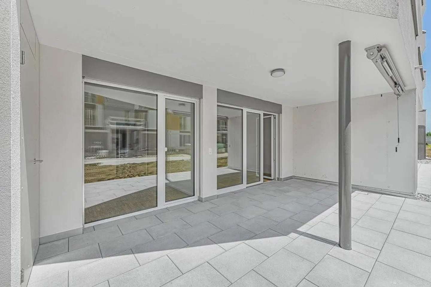 Modern apartment with garden seating area - Photo 6 of 10