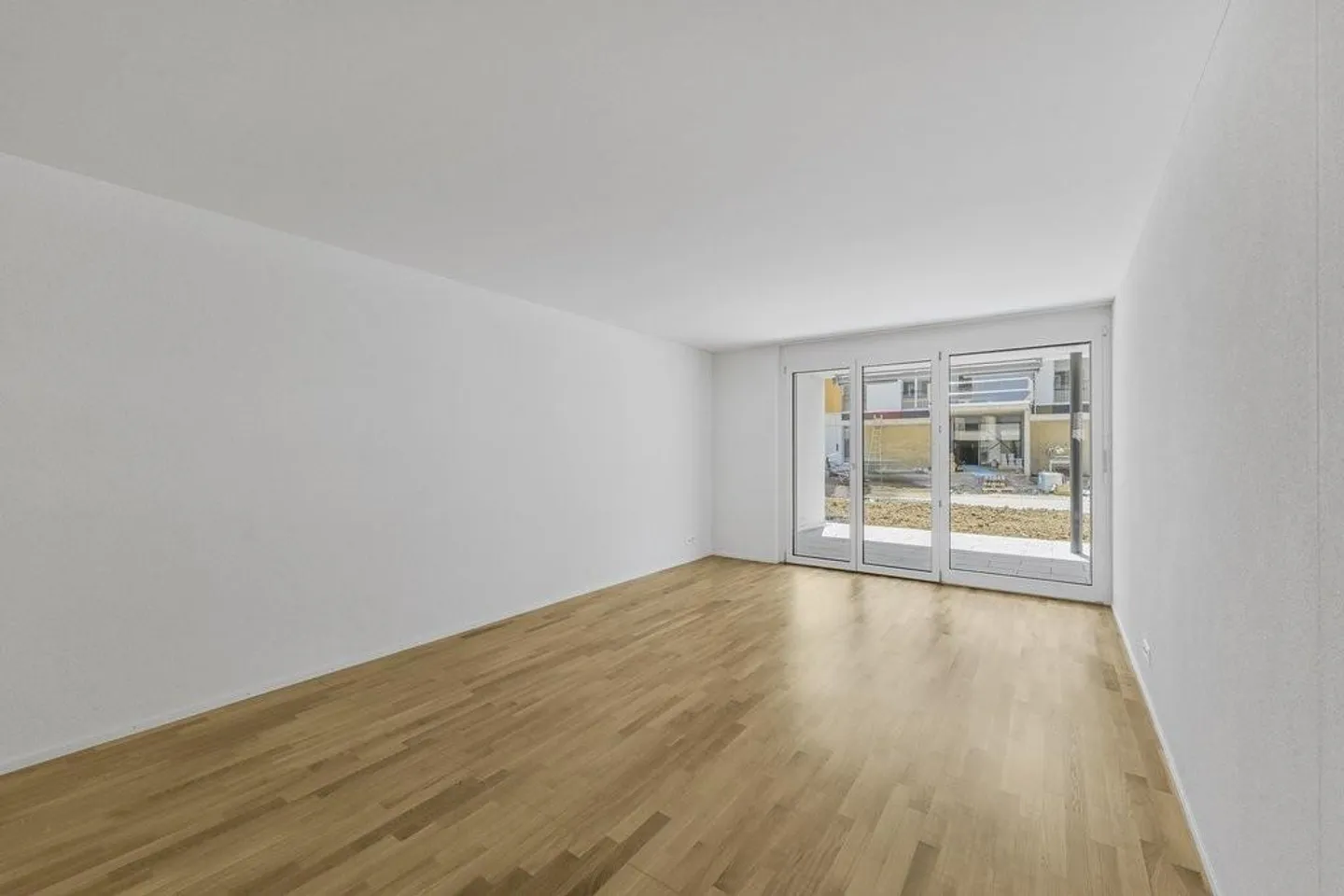 Modern apartment with garden seating area - Photo 7 of 10