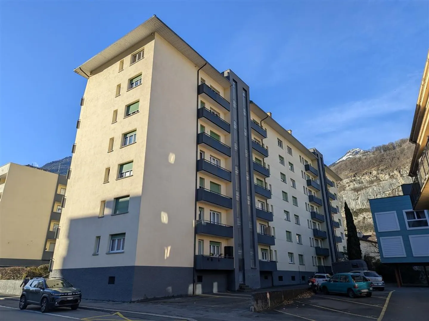 Zentrale Parkmöglichkeit Verfügbar - Foto 2 von 2