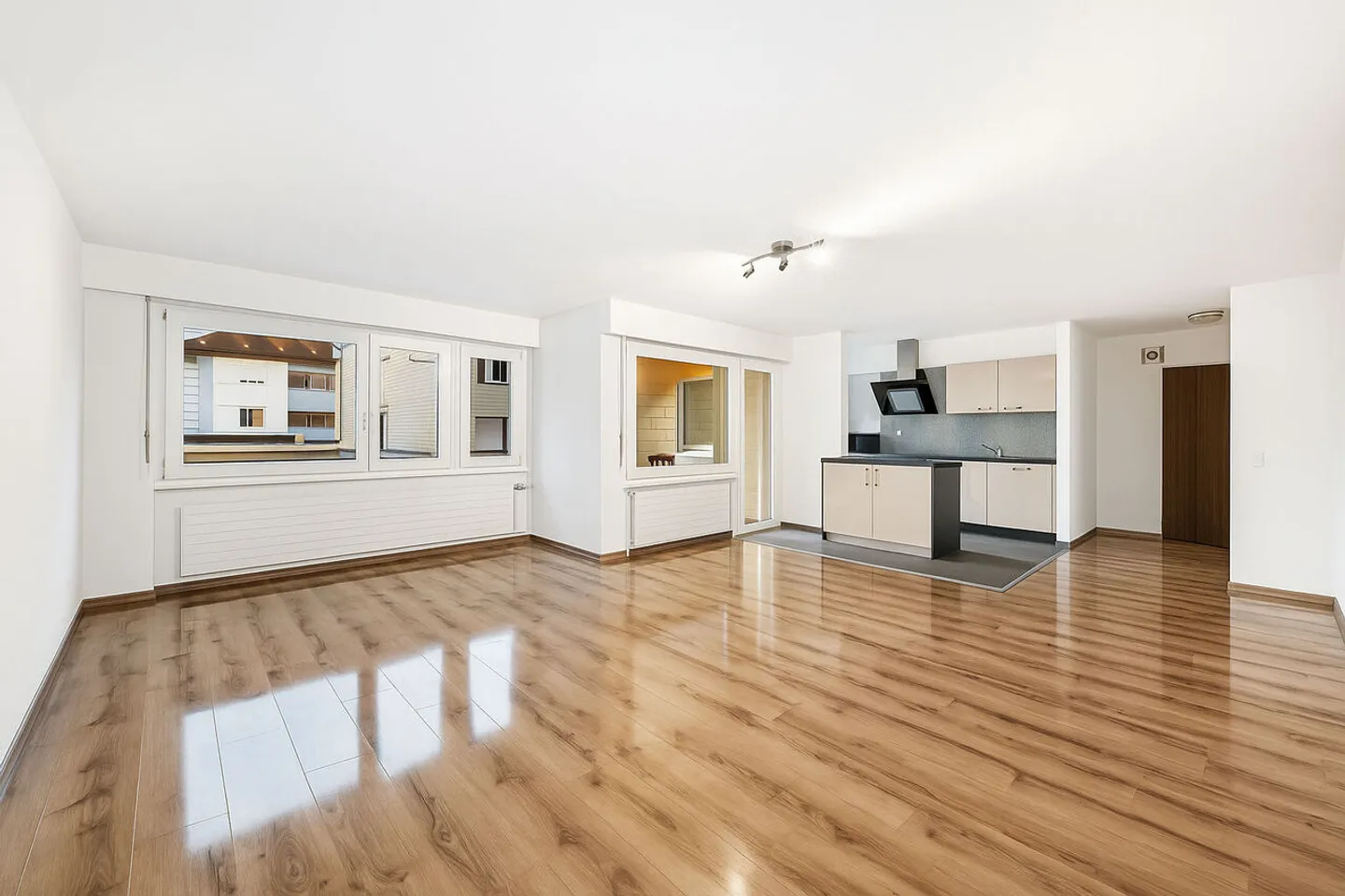 Appartamento al piano terra di 4,5 locali completamente ristrutturato. - Foto 1 di 8