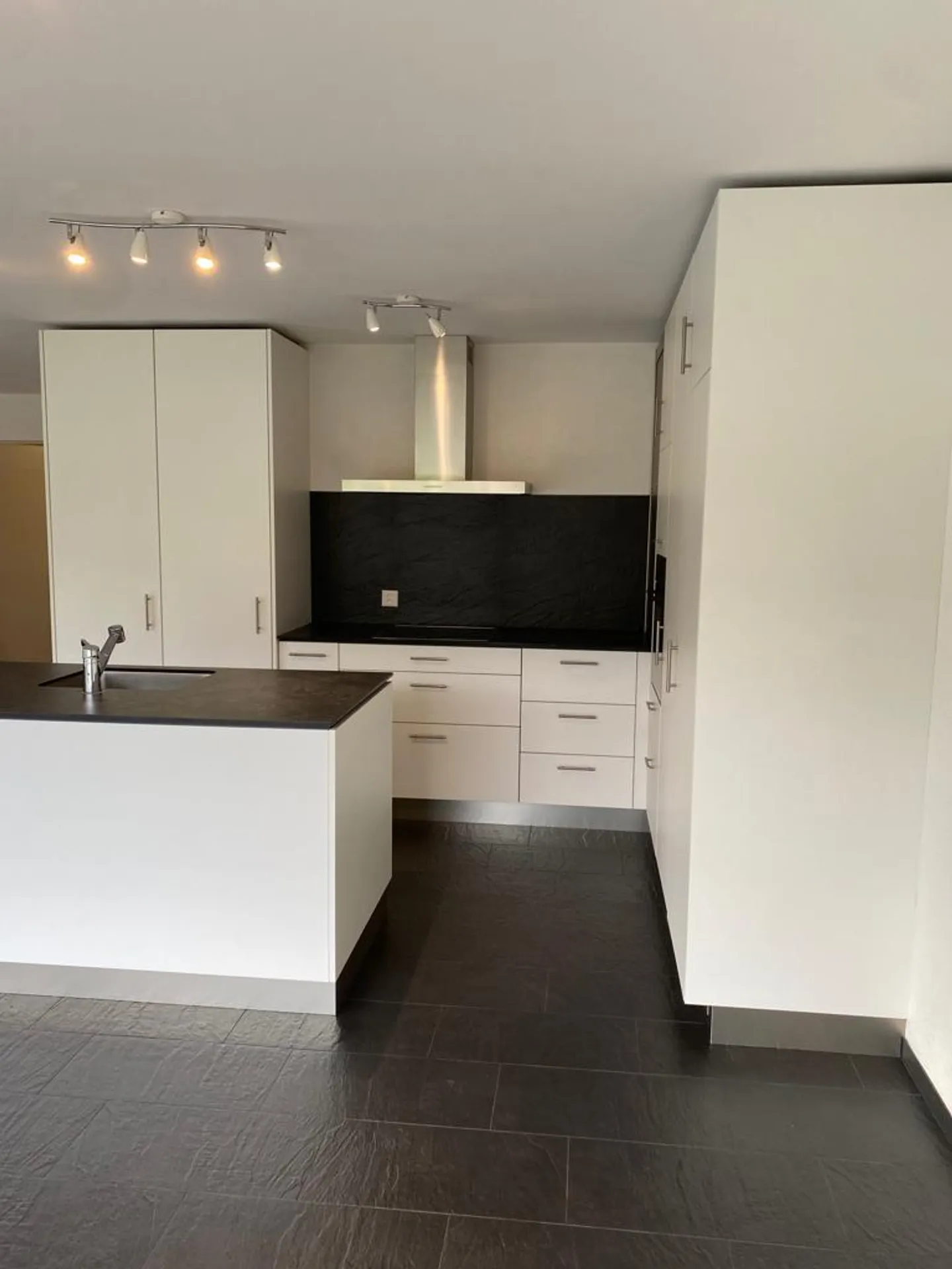 Schönes Apartment in der Nähe aller Annehmlichkeiten im letzten Stock einer PPE - Foto 3 von 10