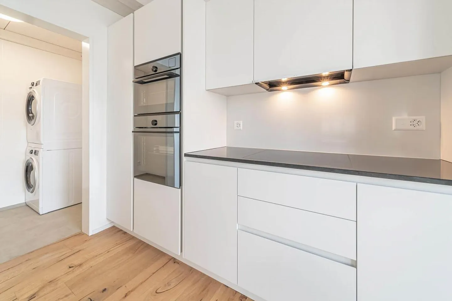 Appartement Galerie Exclusif de 4.5 Pièces avec Grande Loggia et Finition de Haute Qualité - Photo 5 sur 16