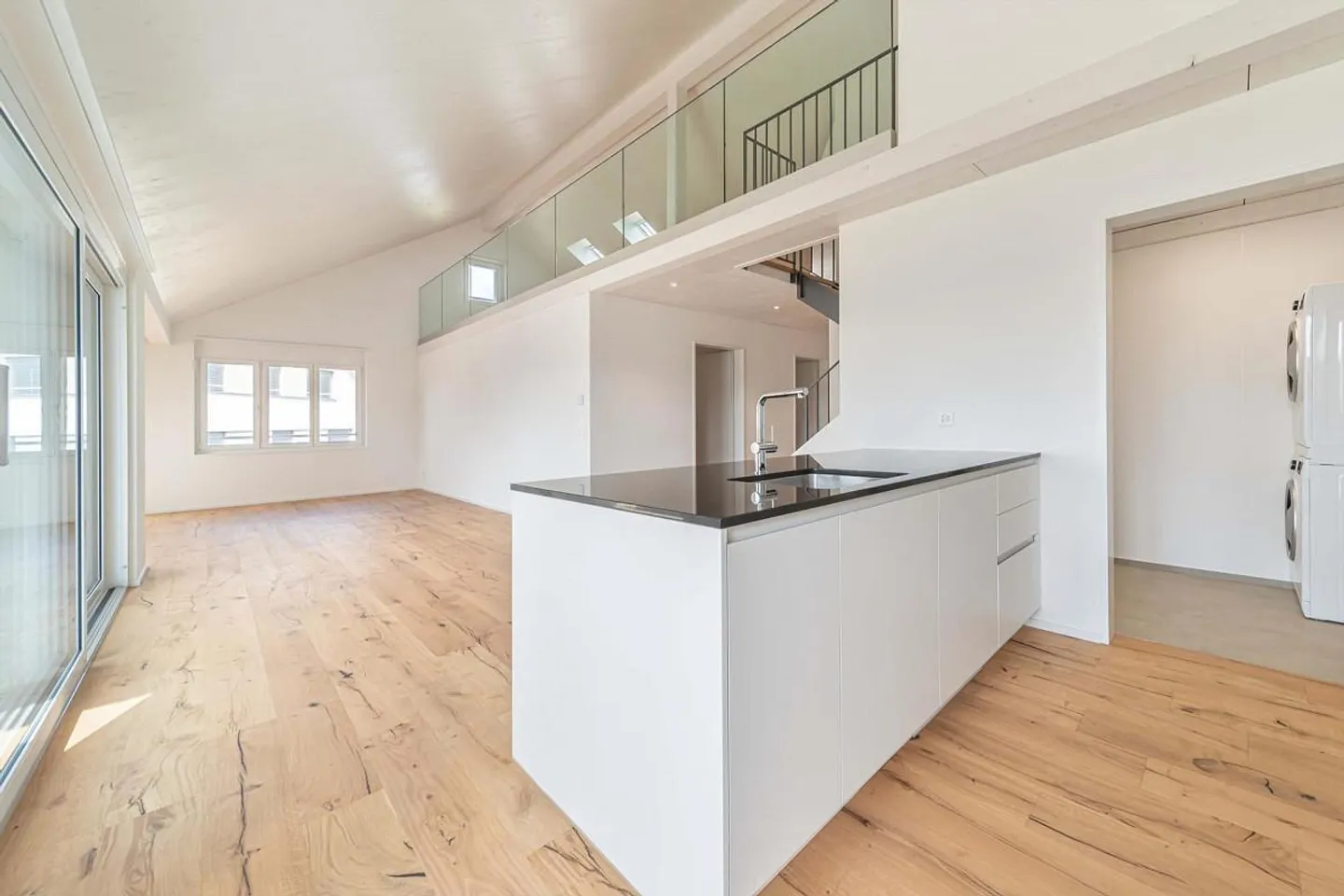 Appartement Galerie Exclusif de 4.5 Pièces avec Grande Loggia et Finition de Haute Qualité - Photo 4 sur 16