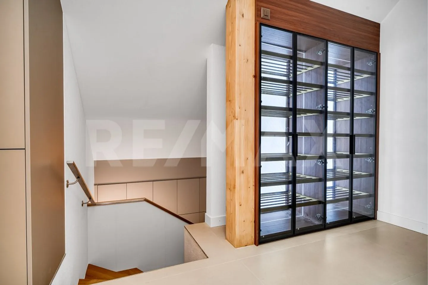 Private access by elevator; Top floor; 4.5 rooms 135 m²; Garden 103 m² in Vallamand - Photo 4 of 8
