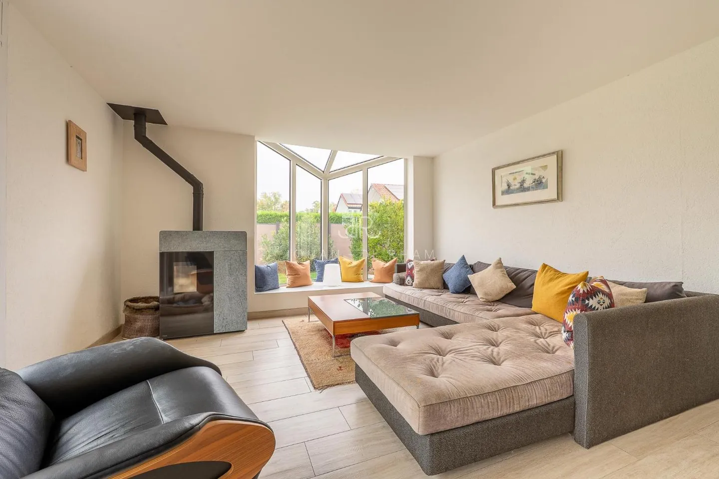 Charming family home with swimming pool - Photo 4 of 9