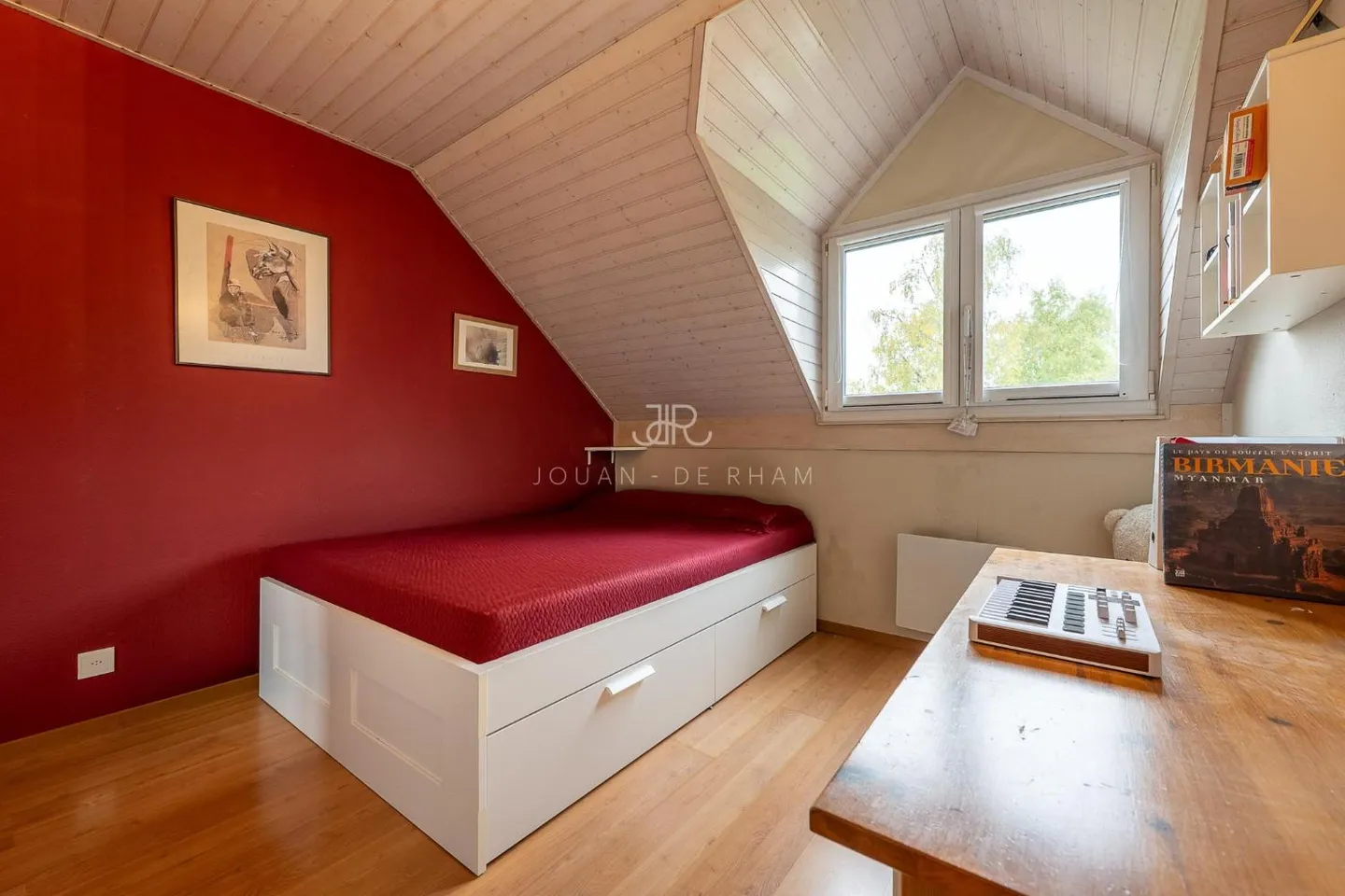Charming family home with swimming pool - Photo 7 of 9