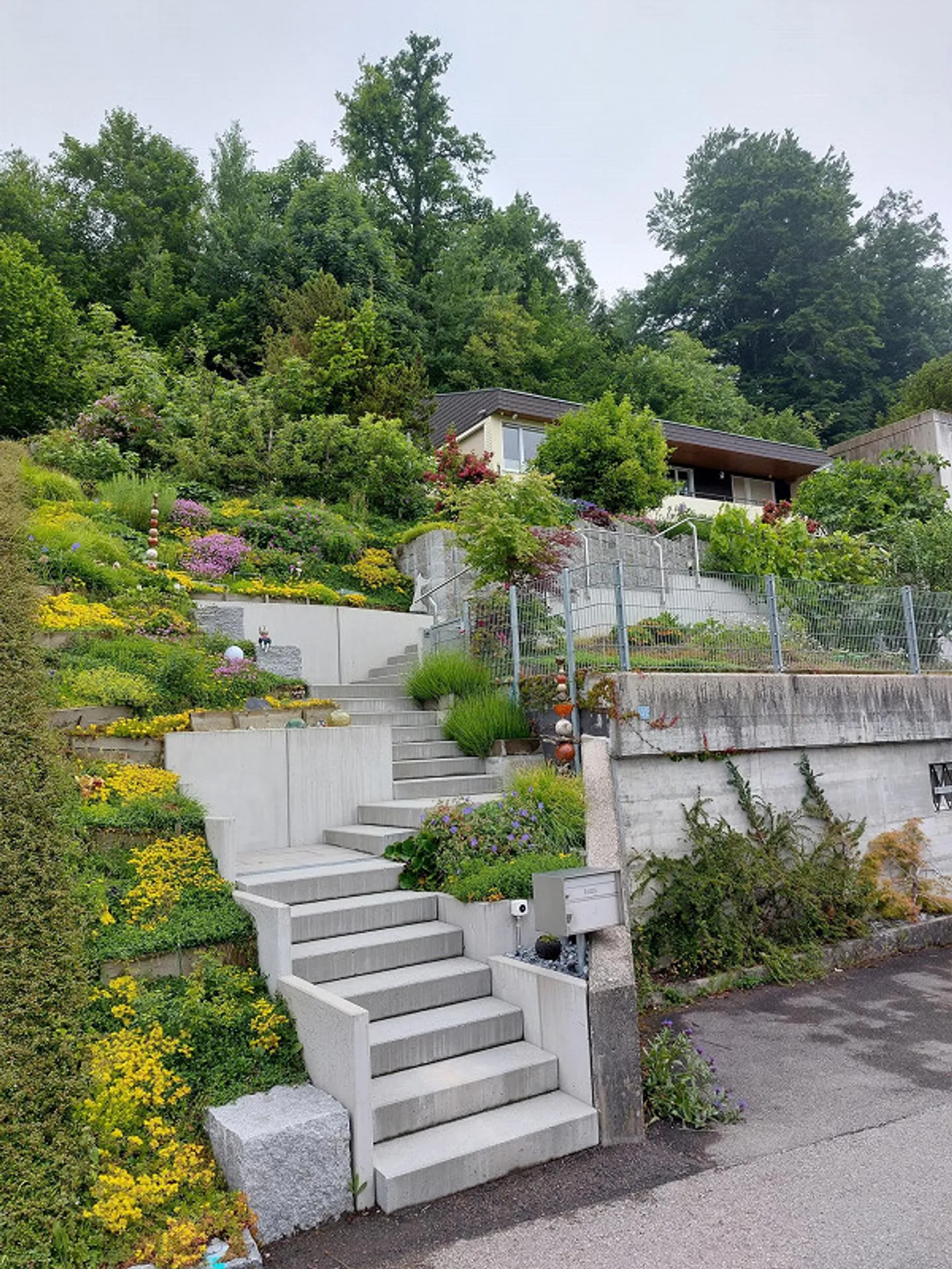 Propriété indépendante bien située dans le meilleur emplacement en pente - Photo 1 sur 12