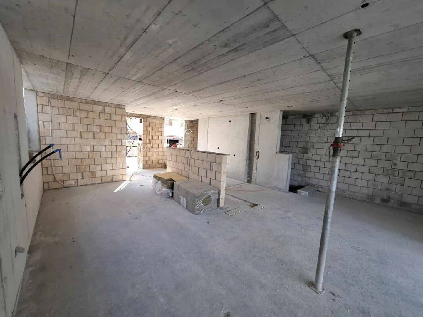 Casa bifamiliare di 6 1/2 stanze con area di terreno utilizzabile - Foto 4 di 7