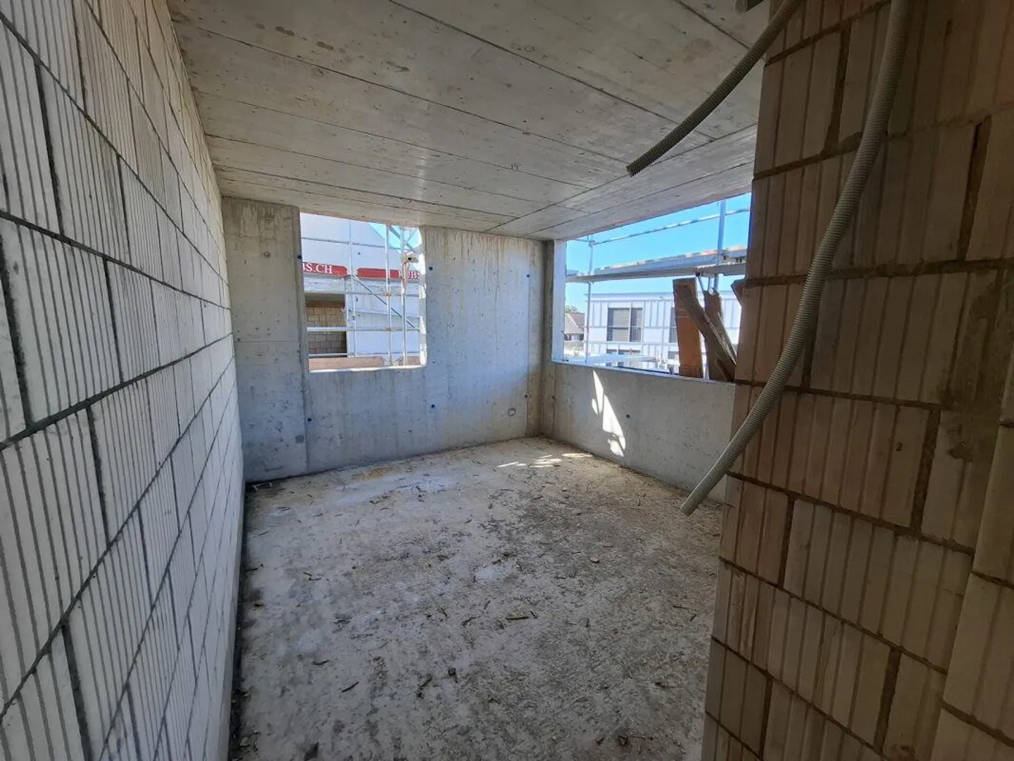 Casa bifamiliare di 6 1/2 stanze con area di terreno utilizzabile - Foto 3 di 7